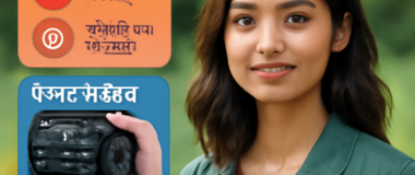 एक सुंदर पहाड़ी पर सूर्योदय के समय खड़ा एक आदमी, जो गहरे नीले आसमान के नीचे हरियाली से घिरा हुआ है।